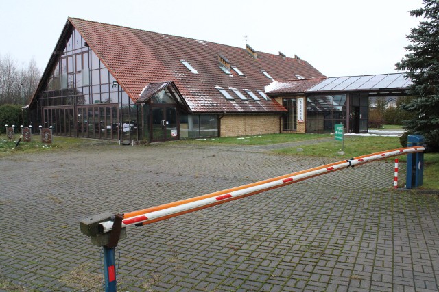 Hotel Trawa przy ul. Szczecińskiej w Koszalinie, wystawiony na sprzedaż