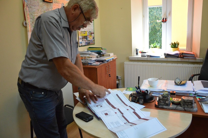 Dyretor Jerzy Trzepatowski pokazuje na planie, co jest remontowane.