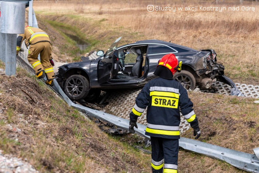 Kostrzyn nad Odrą. Audi wypadło z drogi i roztrzaskało się o...