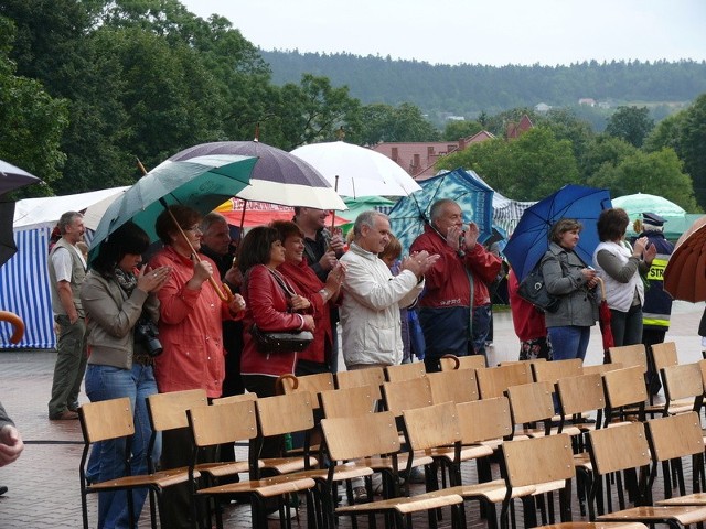 Mimo deszczu, zebrani przed sceną w Bodzentynie, wytrwale oklaskiwali lokalną orkiestrę.