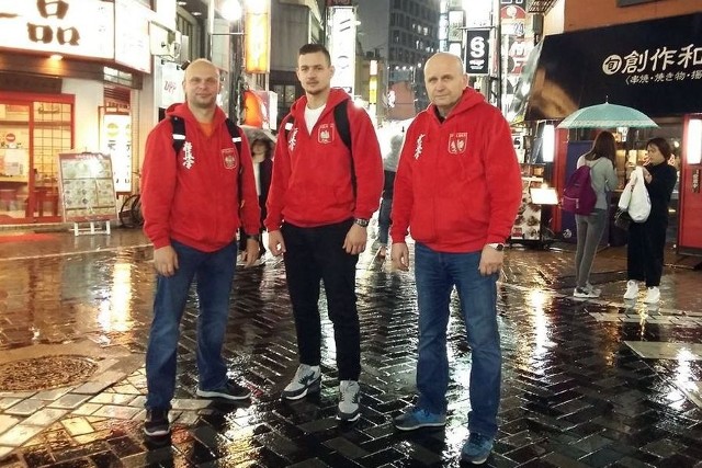 Sensei Krzysztof Ślaski, Marcin Dąbrowski i sensei Wiesław Orzoł na ulicach Tokio.