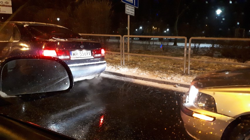 Paraliż na ulicach Radomia i regionu. Zamarzający deszcz zamienił jezdnie w ślizgawki. Autobusy opóźnione, kierowcy stoją w wielkich korkach