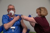 Szczepienia w Polsce. W piątek 22 stycznia ruszyła rejestracja osób powyżej 70. roku życia. Ich szczepienia zaczną się w poniedziałek