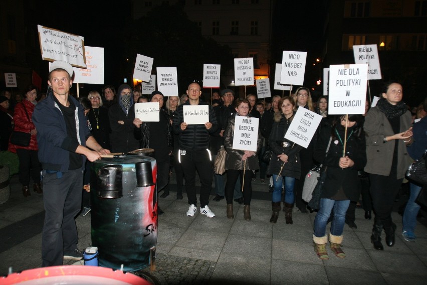 Czarny Protest w Bielsku-Białej: Kilkaset osób zgromadziło się na placu Chrobrego [ZDJĘCIA]