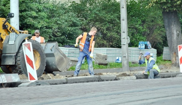 Chodnik budują pracownicy firmy Feniks