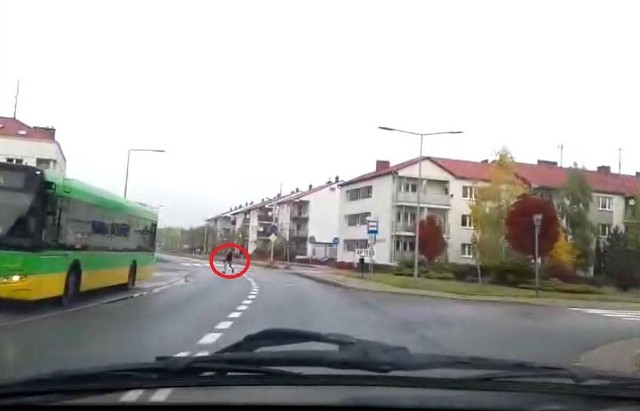 Kierowca autobusu zamknął jej drzwi przed nosem. Zobaczcie, co zrobił kierowca tej osobówki!