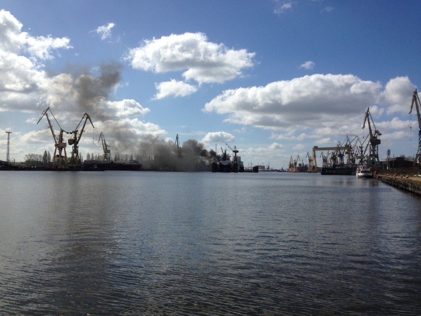 Pali się statek w stoczni Gryfia w Szczecinie [zdjęcia, wideo]