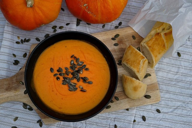Jesienią można zaszaleć w kuchni i przygotować wiele potraw, które smakują wyśmienicie tylko o tej porze roku. Na zdjęciu zupa krem z pieczonej dyni.