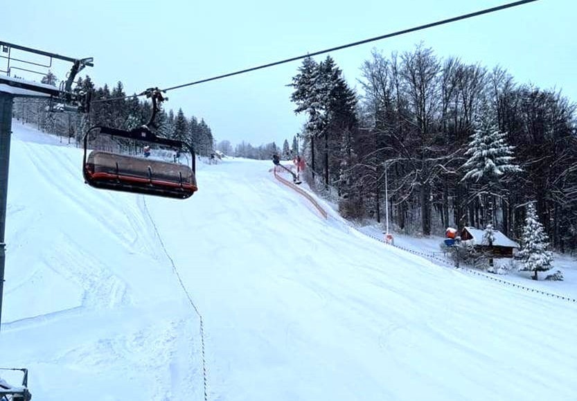 Beskid Sport Arena w Szczyrku rozpoczęła sezon narciarski. Śniegu nie brakuje. Kiedy więc ruszają kolejne stacje? 