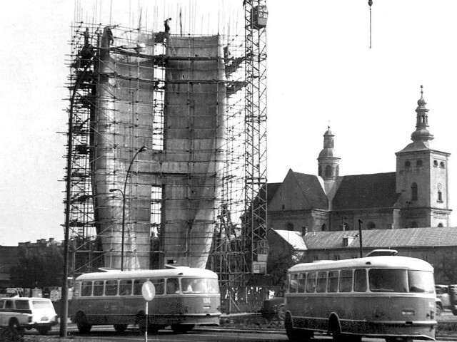 Początek lat 70. Montaż pomnika Czynu Rewolucyjnego. Zgodnie z założeniem projektanta szybko stał się symbolem miasta.