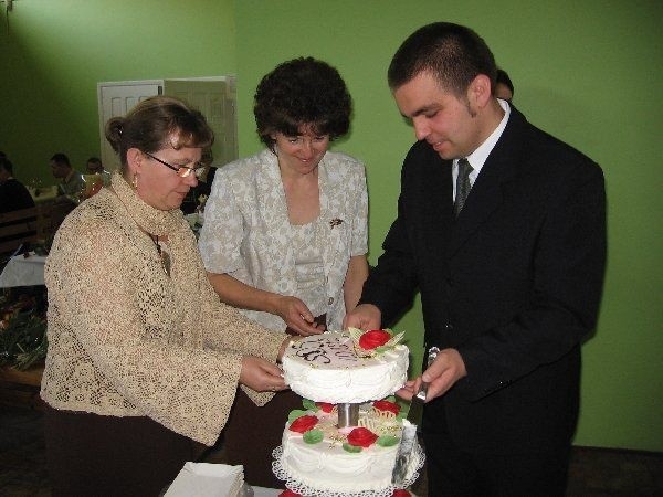 Urodziny nie mogą się odbyć bez tortu. Taki  piętrowy tort musiał wraz ze swoimi  pracownicami podzielić Jarosław Kucharski.