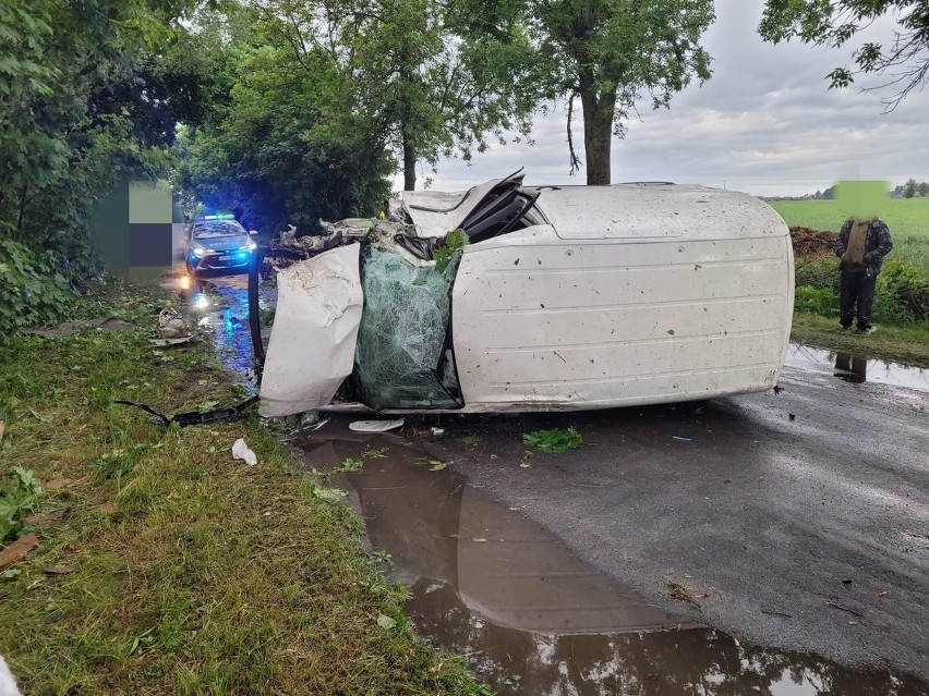 Wypadek pod Rząśnikiem. Kierowca uderzył w drzewo i dachował. 13.06.2022. Zdjęcia