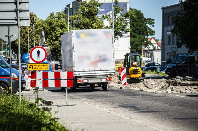 Niby to tylko zwykły zjazd do nowo budowanego sklepu, a trwa to już ponad miesiąc i jest wyjątkowo uciążliwe dla kierowców.