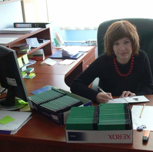 Magdalena Pytel, kierownik dziekanatu w Wyższej Szkole Handlowej w Tarnobrzegu, przygotowuje indeksy dla pierwszego roku. Ma dużo pracy, bo chętnych do studiowania nie brakuje.