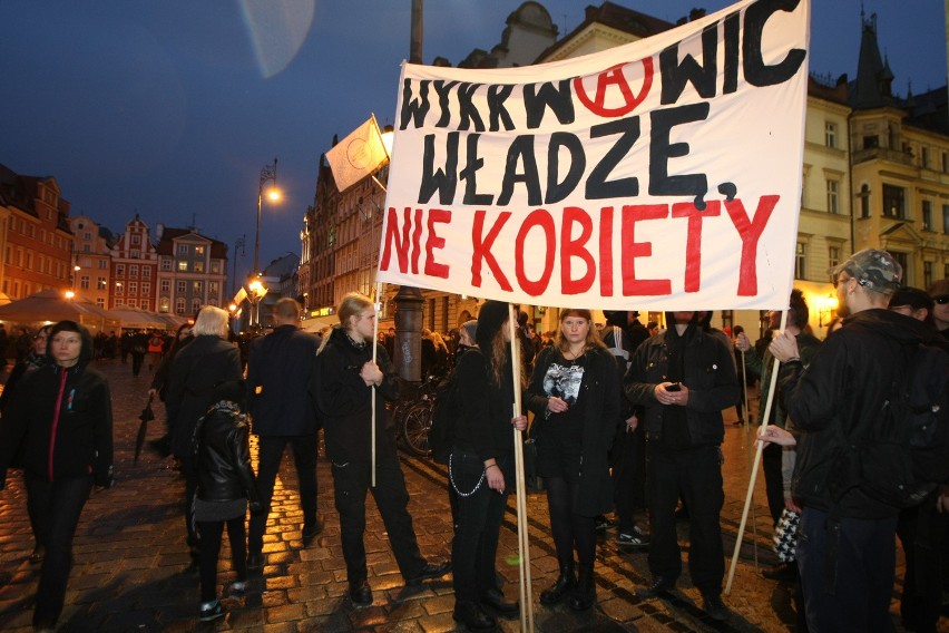 Czarny protest we Wrocławiu. Nawet 20 tysięcy kobiet manifestowało na Rynku