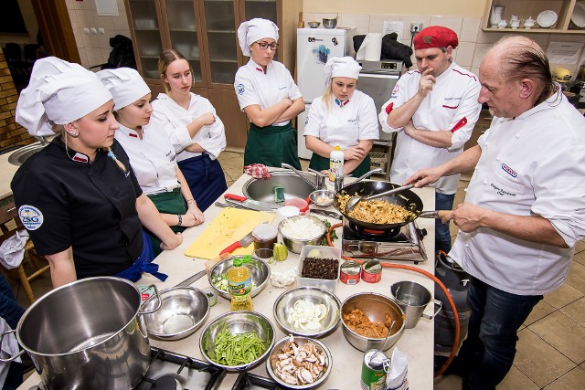 Uczniowie gastronomika uczyli się od mistrza. Warsztaty kuchni tajskiej z Grzegorzem Parczewskim.