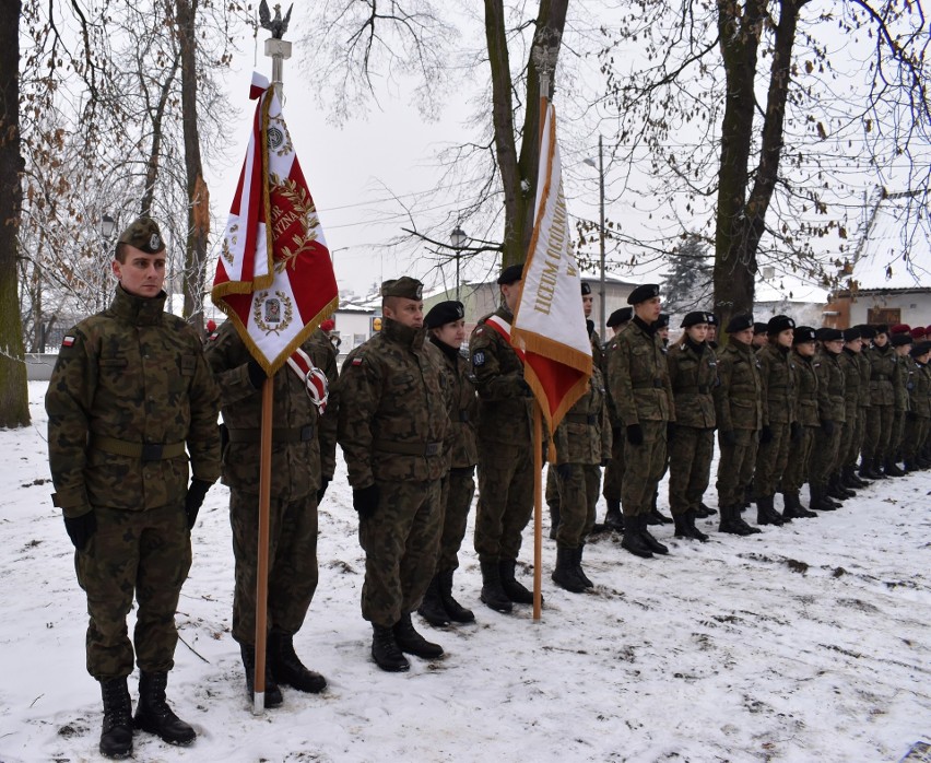 Uroczyście odsłonięto Pomnik Żołnierza Polskiego w Staszowie. Upamiętnia on tych, którzy polegli w walce za naszą wolność [ZDJĘCIA]