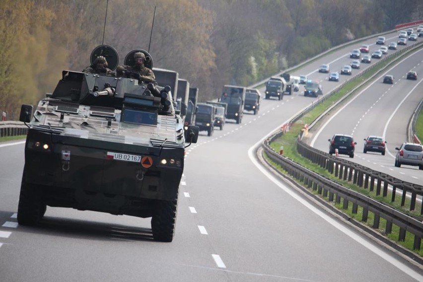 Kolumny 12 Brygady Zmechanizowanej jadą na poligon w Drawsku...