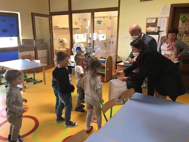 Przedszkolaki z gminy Grójec, z okazji Dnia Dziecka dostały drobne upominki od burmistrza Dariusza Gwiazdy.