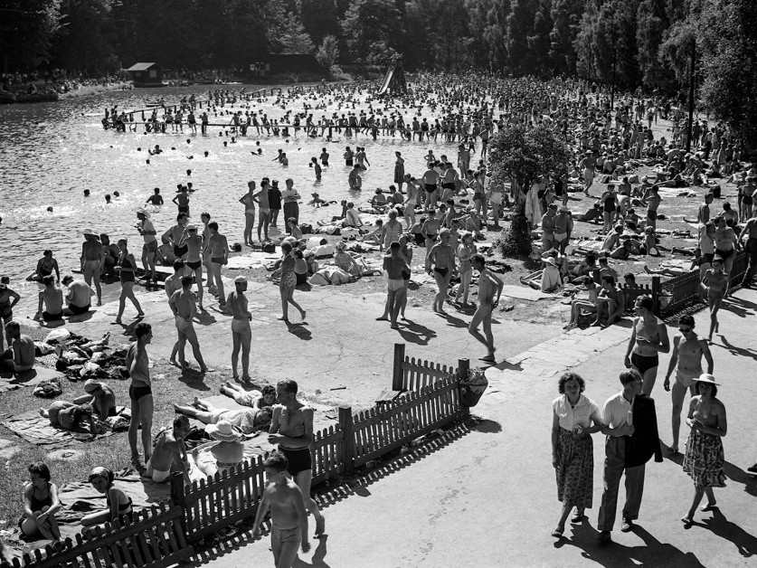 Wakacje na Opolszczyźnie w latach 60. Na zdjęciu: kąpielisko...