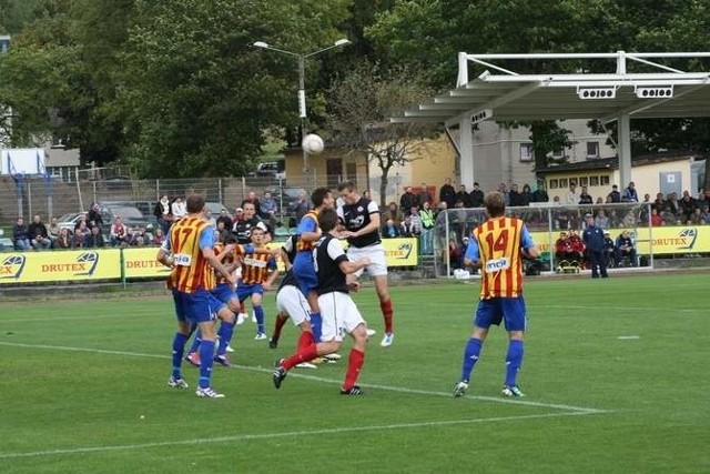 Lider drugiej ligi zachodniej Drutex-Bytovia zremisował w Katowicach z Rozwojem 1:1 (0:1).