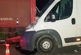 Wypadek na DK 46 w Pawonkowie. Jedna osoba ranna. Zderzyły się trzy auta: samochody dostawcze i ciągnik siodłowy z naczepą ZDJĘCIA