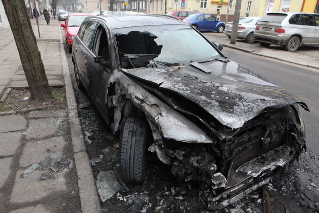 Audi A6 spłonęło w czwartek koło godz. 23.30 na parkingu przy ul. Mickiewicza w Słupsku.