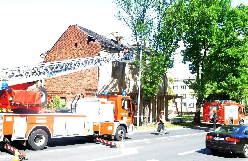 Strażacy usunęli część rynny z rudery w centrum Radomia.