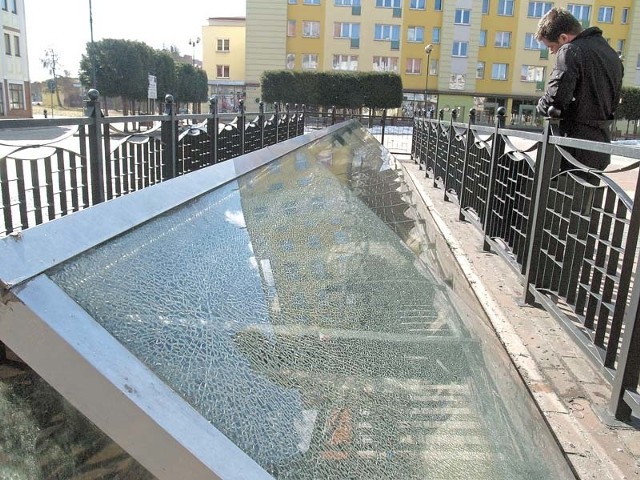 Pęknięta szyba na wystawie na placu Wolności w Białogardzie. Wandal musiał w nią rzucić sporych rozmiarów kamieniem.
