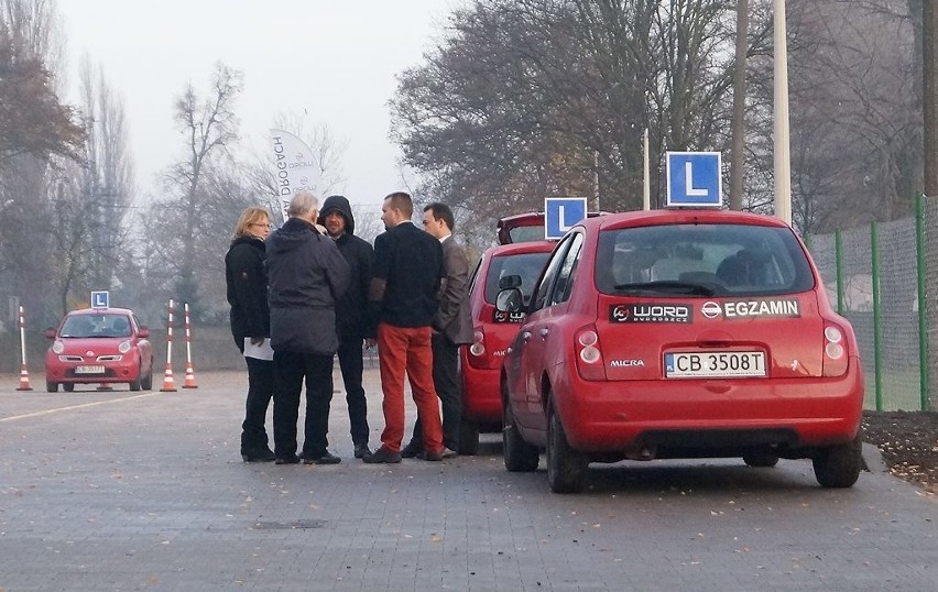 Narada egzaminatorów na placu manewrowym przy ul. Orłowskiej