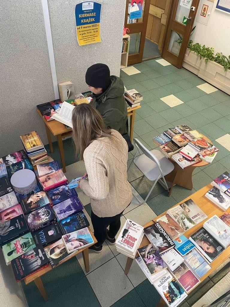 Miejska Biblioteka w Hajnówce prowadzi kiermasz książek. Pieniądze przekazane zostaną na pomoc Ukraińcom