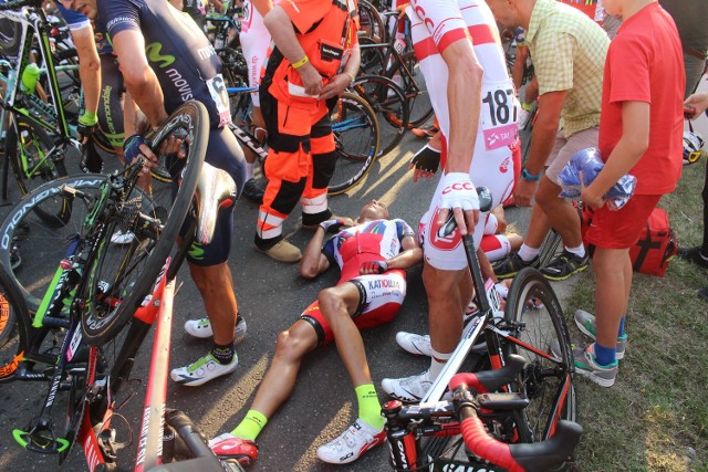 Kraksa nastąpiła ok. 200 metrów przed meta etapu Tour de Pologne w Dąbrowie Górniczej