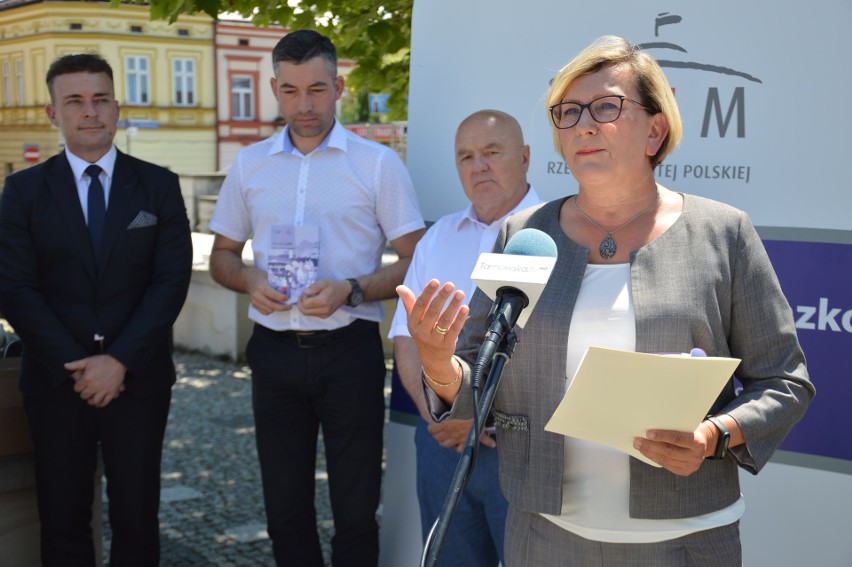 Briefing prasowy Józefy Szczurek-Żelazko na Rynku w Brzesku...