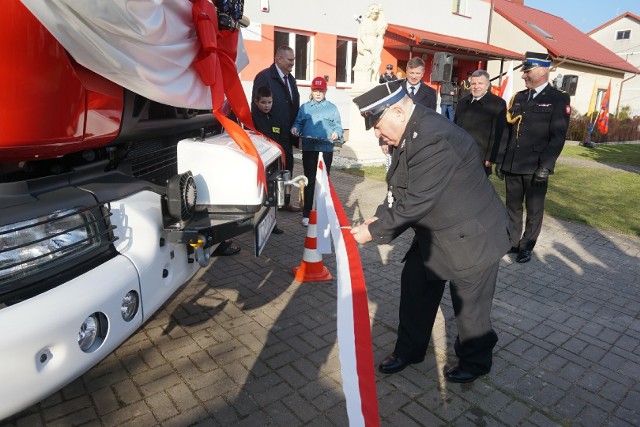 Jednostka Ochotniczej Straży Pożarnej w Lasocinie otrzymała średni samochód ratowniczo-gaśniczy. Więcej na kolejnych zdjęciach.