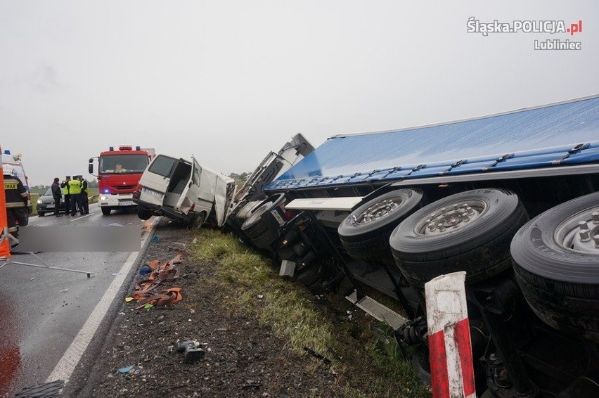 Wypadek w Glinicy. TiR uderzył w busa