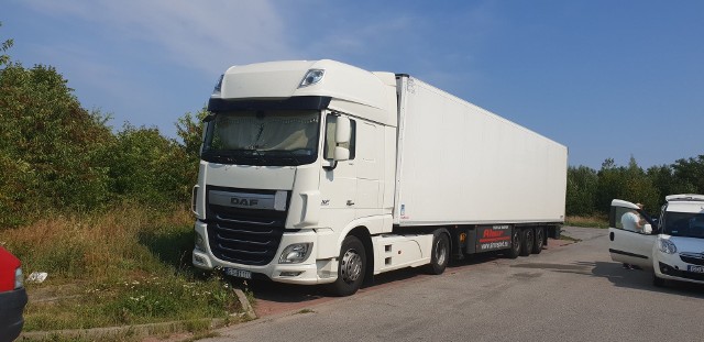 Skradziony samochód ciężarowy jest marki DAF XF 510 Euro 6, kolor biały, nr rej. GS 81110, naczepa chłodnia marki Schmitz z agregatem ThermoKing SLX300, koloru białego, z logo firmowym na skrzyniach paletowych oraz z tyłu naczepy wraz z logo UKS Olimpijczyk Kwakowo, nr rej. GDA 6VC2.