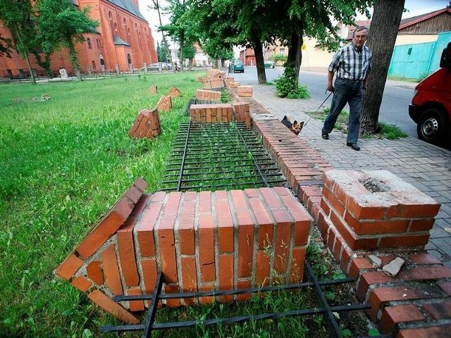 Runął płot starego cmentarza w Świeciu. Ten widok wprawia przechodniów w zdumienie