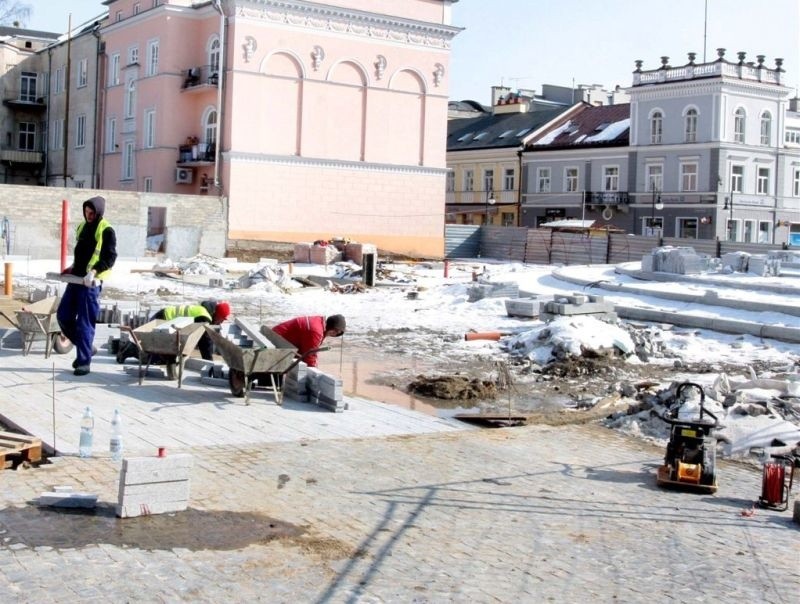 Ekipa pracująca przy przebudowie fontann czeka na lepszą...