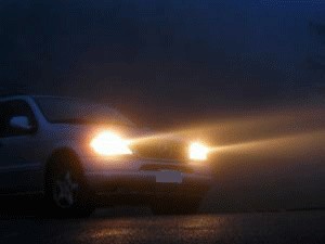 Mgła na drodze to potencjalne zagrożenie poślizgiem. 