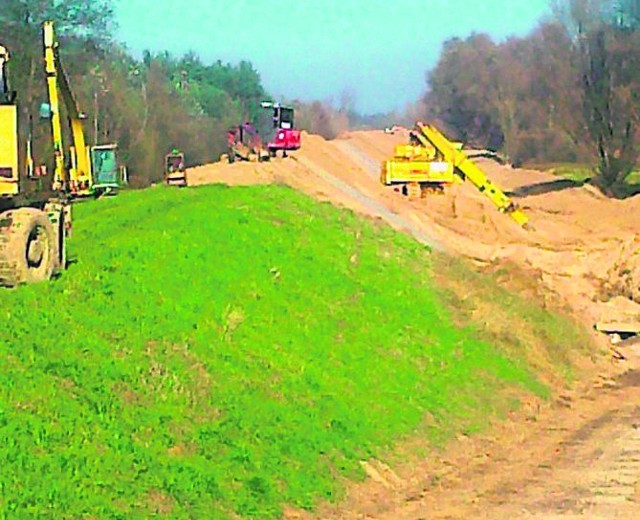 Nowe obwałowanie powstało na odcinku Boiska - Jarentowskie Pole w gminie Chotcza. W planach kolejne prace.