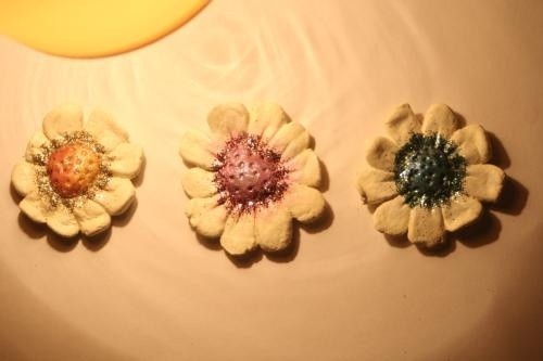 Kwiaty z masy solnej jako dekoracja ścianyKwiatki z masy solnej to subtelna ozdoba np. do sypialni