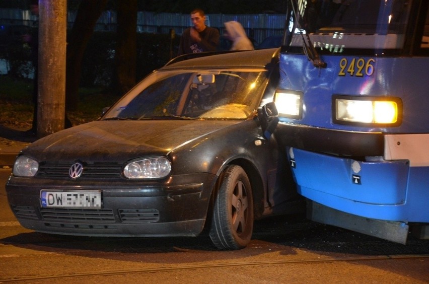 Wrocław: Wypadek na Sienkiewicza. Volkswagen zderzył się z tramwajem (ZDJĘCIA)