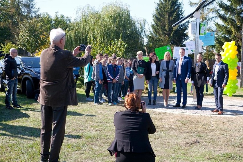 Zielona Ładowarka zadebiutowała. Naładujesz za jej pomocą telefon i skorzystasz z internetu [FOTO]