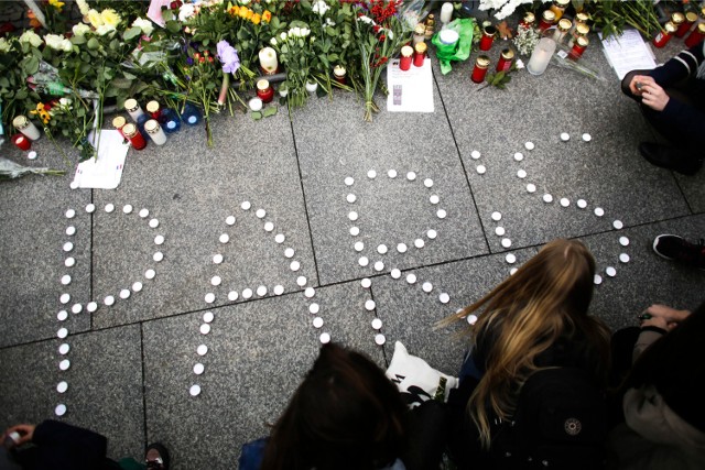 Ludzie łączą się z Francuzami w bólu i żałobie po zamachach w Paryżu.