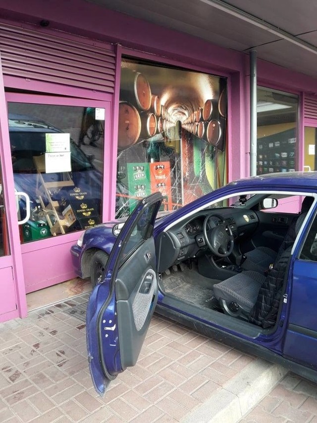 Samochód zniszczył ściankę frontową sklepu, przewróciły się też stojące w sklepie półki i transportery.