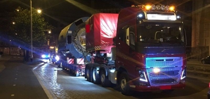 Potężna ciężarówka w centrum Wrocławia. Mogła uszkodzić mosty i drogi [FILM]