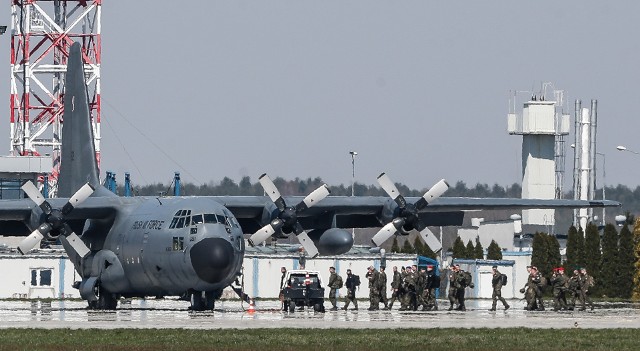 Hercules, największy wojskowy transportowy samolot w służbie polskich sił zbrojnych, gościł na lotnisku w Jasionce.Zapraszamy do galerii zdjęć.