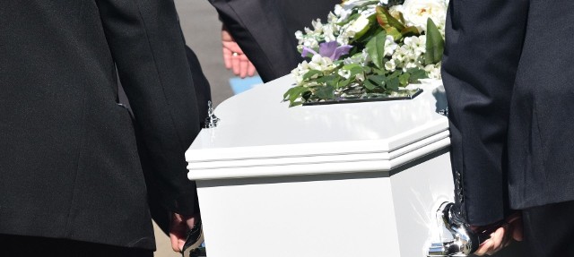 W jednym z elbląskich zakładów pogrzebowych pomylono ciała zmarłych - w trumnie rodzina znalazła zwłoki obcej osoby