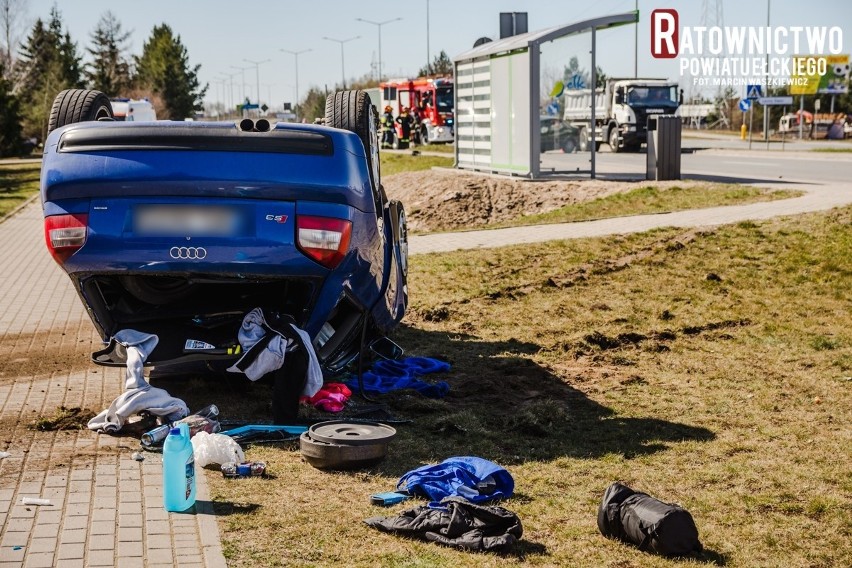 Ełk. Dachowanie audi na obwodnicy. Winny kierowca dacii (zdjęcia)