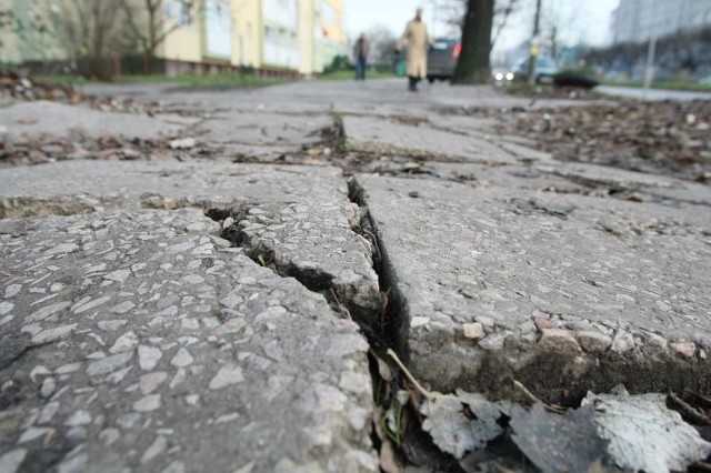 Dziury i wyrwy- tak wygląda chodnik przy ulicy Pocieszki w Kielcach.